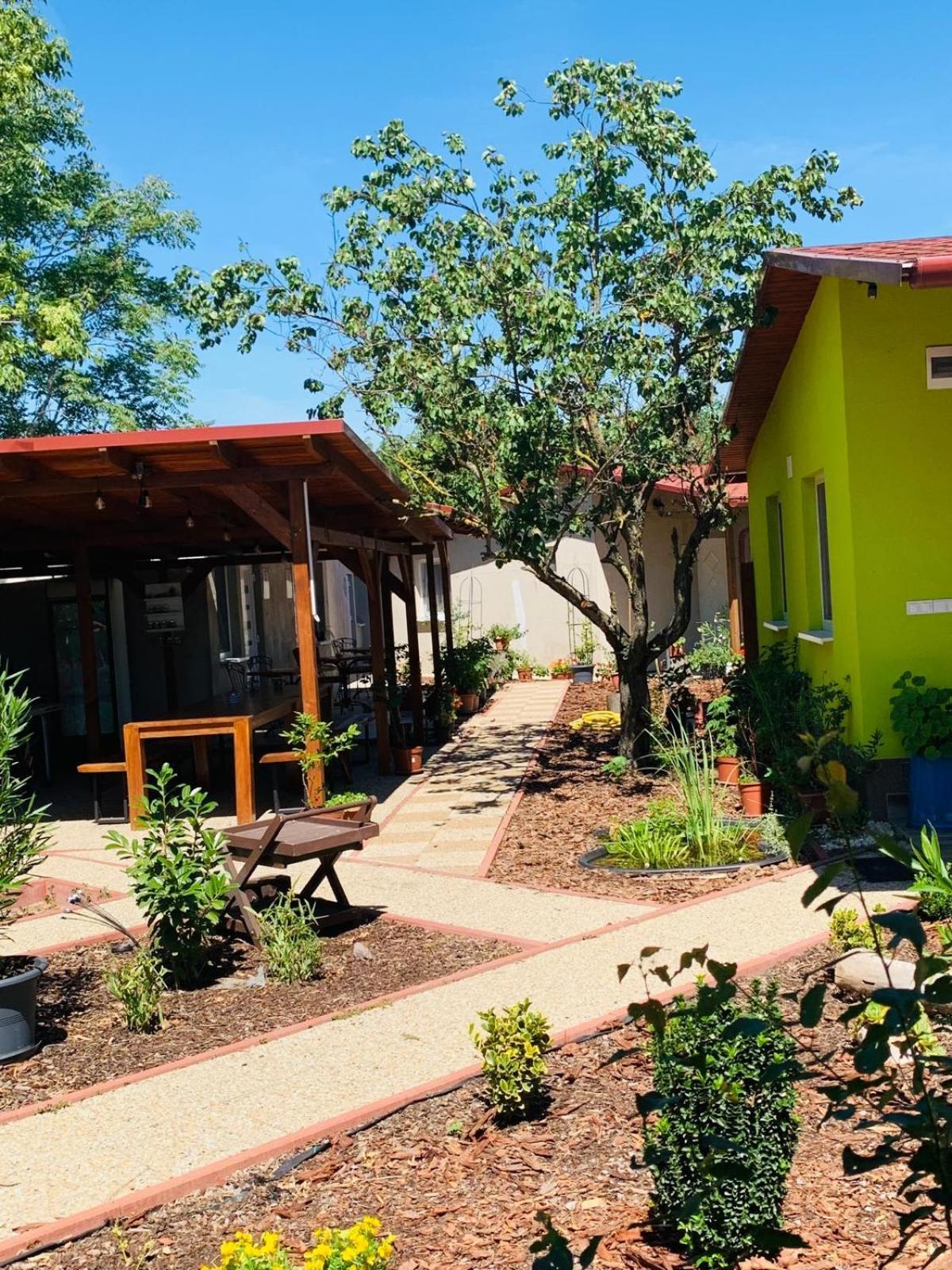 Arvisura Vendeghazak Family Friendly Transit Apartments Zsombo Exterior foto